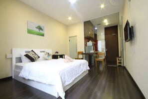 Desk, rollaway beds, free WiFi - Smiley Apartment 13 - Adults Only (Ho Chi Minh City)