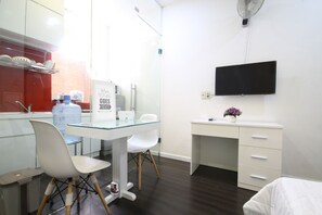 Desk, rollaway beds, free WiFi - Smiley Apartment 13 - Adults Only (Ho Chi Minh City)