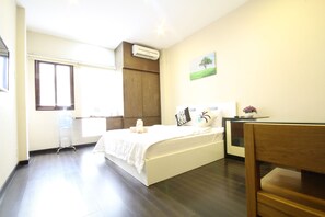 Desk, rollaway beds, free WiFi - Smiley Apartment 13 - Adults Only (Ho Chi Minh City)