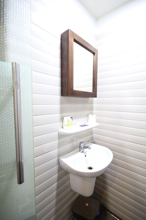 Shower, towels - Smiley Apartment 13 - Adults Only (Ho Chi Minh City)