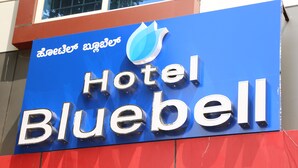 Un letrero de hotel con el nombre 'Hotel Bluebell' y un logotipo con forma de gota de agua.