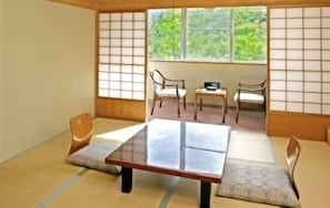 In-room safe, desk, laptop workspace, free WiFi - Kamikouchi Onsen Hotel (Matsumoto)