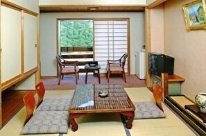 Japanese-style Room with Toilet, Shared Bathroom, River View | In-room safe, desk, laptop workspace, free WiFi - Kamikouchi Onsen Hotel (Matsumoto)