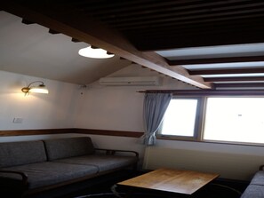 Chambre Quadruple, salle de bains commune (Shared Bathroom opens 16:00-23:00) | Wi-Fi gratuit