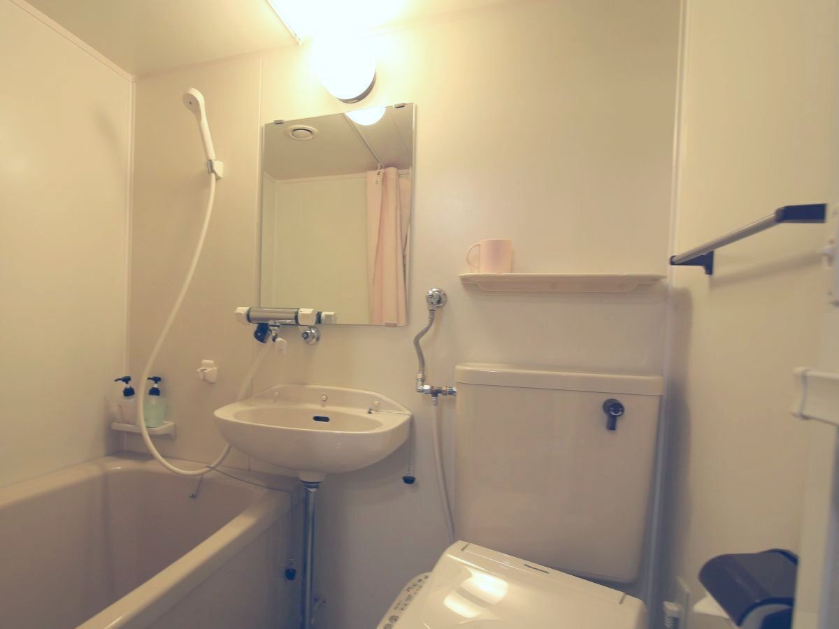 Room, Private Bathroom (5 Beds) | Bathroom | Free toiletries, towels