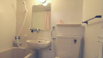 Room, Private Bathroom (5 Beds) | Bathroom | Free toiletries, towels
