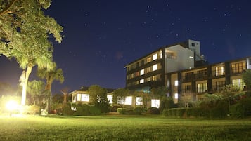 Voorkant accommodatie - avond/nacht