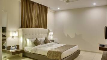 Habitación Premium, vista al lago | Minibar, caja de seguridad en la habitación y escritorio