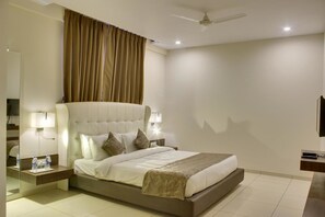 Premium-Zimmer, Seeblick | Minibar, Zimmersafe, Schreibtisch, schallisolierte Zimmer