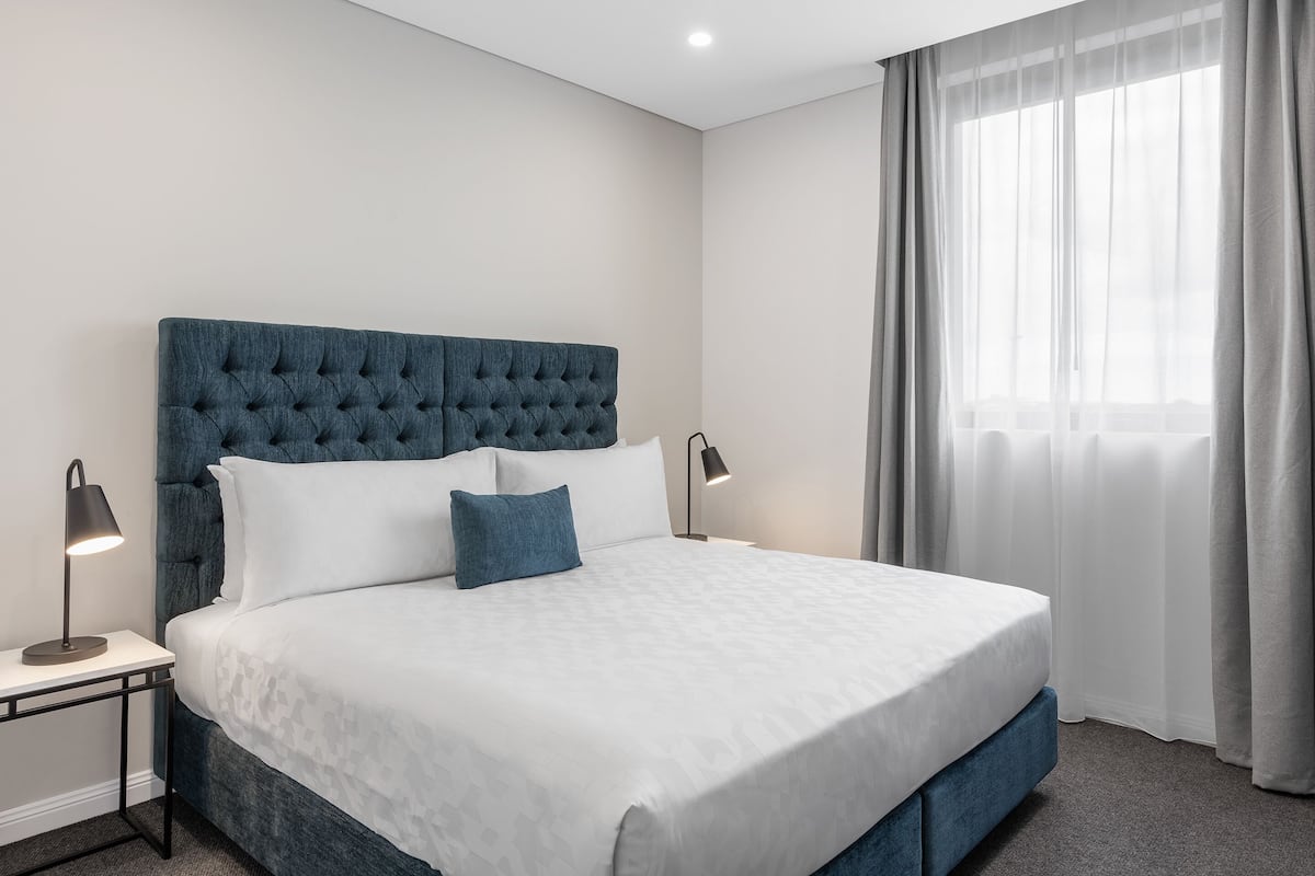 Standaard suite, 1 slaapkamer (King) | Luxe beddengoed, een kluis op de kamer, een bureau, een laptopwerkplek
