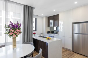 Standard Suite, 2 Bedrooms | Dapur peribadi | Peti sejuk/penyejuk beku saiz penuh, ketuhar gelombang mikro, ketuhar 