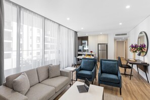 Premium bedding, in-room safe, desk, laptop workspace - Meriton Suites Sydney Airport (Mascot)