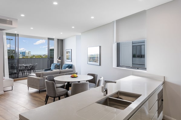 Suite estándar, 3 habitaciones | Cocina privada | Refrigerador con congelador, microondas, horno y parrilla de estufa