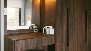 A modern room with a wooden vanity, a large mirror, and a stool. - Jeju Daonjae (Seogwipo)