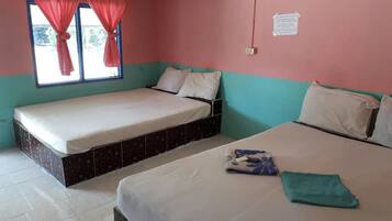 Economy Twin Bed with Fan Room | Wifi gratis y ropa de cama