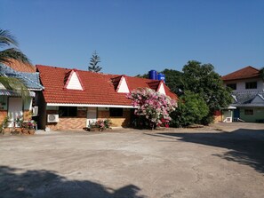 Vista frontal de la propiedad