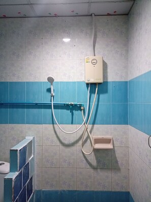 Deluxe Room Air-Condition | Banheiro | Chuveiro, toalhas de banho, sabonete