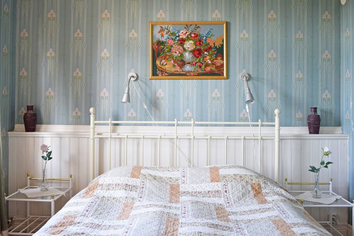 double room | individually decorated, individually furnished, desk, blackout curtains