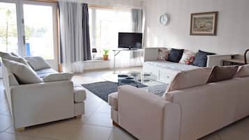 Appartement, vue lac | Coin séjour | Télévision