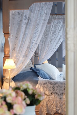 Doppelzimmer | Individuell dekoriert, individuell eingerichtet, Schreibtisch