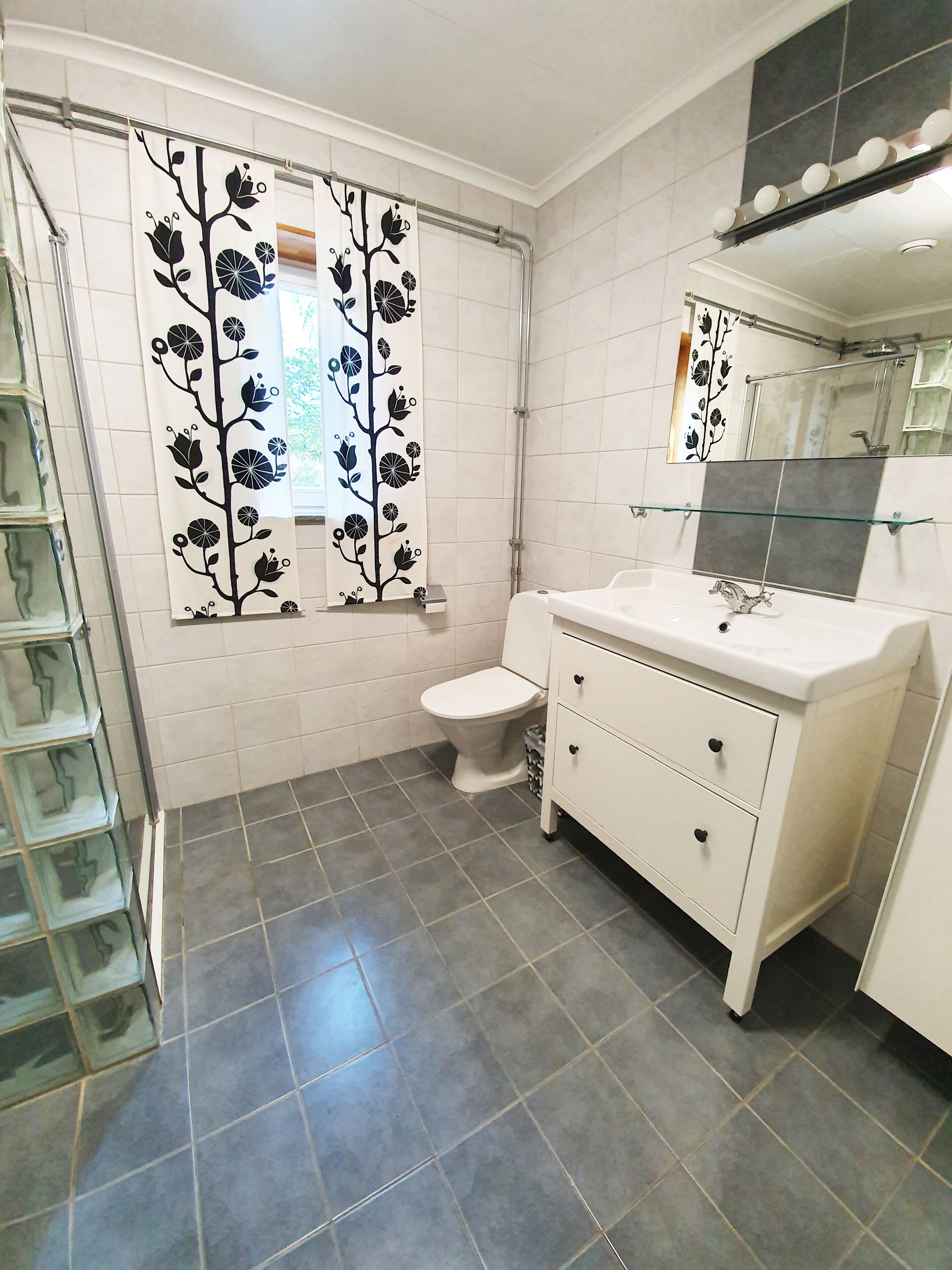 apartment, lake view | bathroom | shower, free toiletries, hair dryer, towels