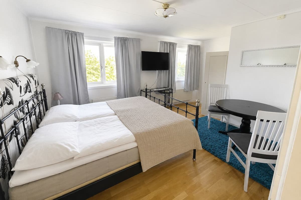 Habitación doble, en edificio contiguo | Decoración personalizada, muebles diferentes y escritorio