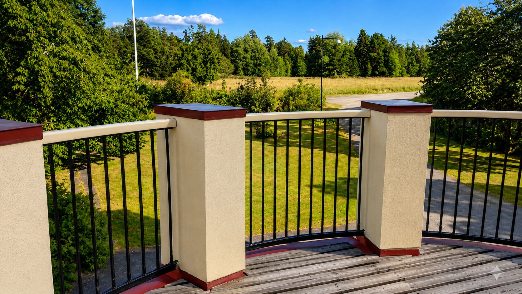 Una entrada protegida por un muro con un muelle de madera, rodeada de follaje y árboles.
