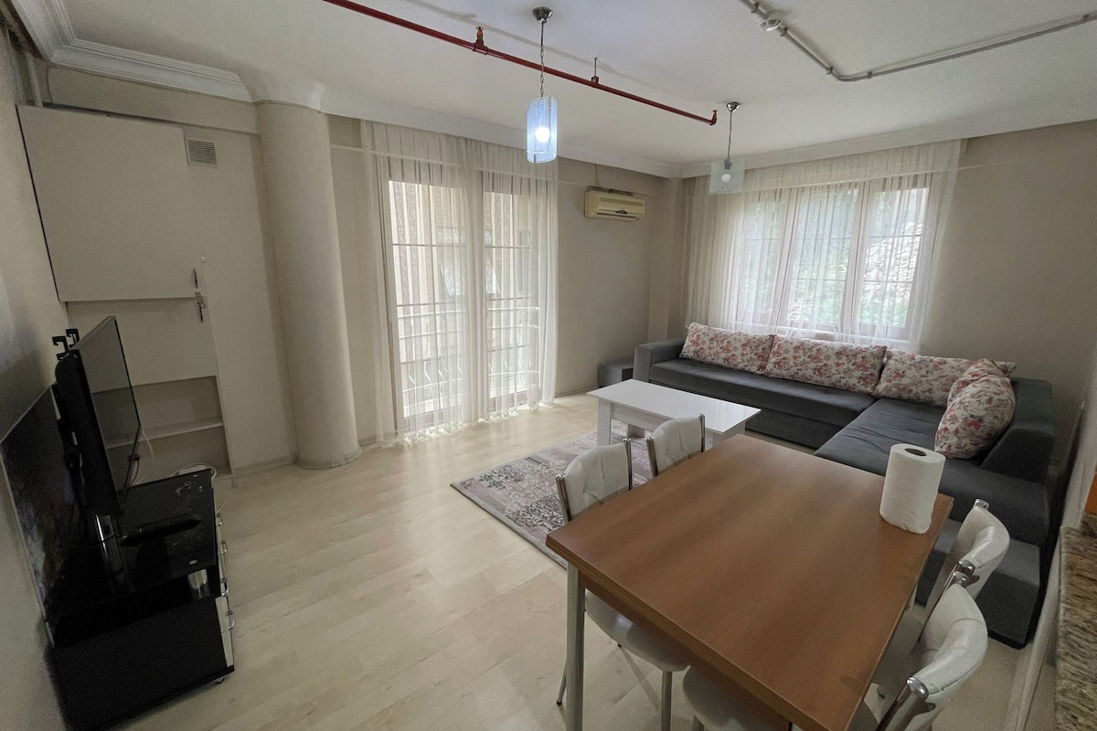 Appartamento familiare, 2 camere da letto, cucina | Area soggiorno | TV a schermo piatto 43 pollici con canali satellitari, TV LED