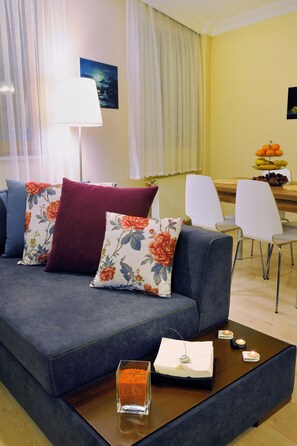 Family Apartment, 1 King Bed with Sofa bed, Kitchen, City View | Living area