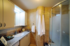 Dusche, Haartrockner, Hausschuhe, Handtücher