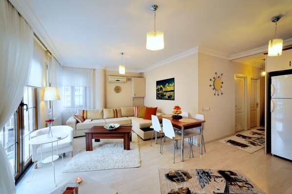 Family Apartment, 2 Bedrooms, Kitchen, City View | Living room