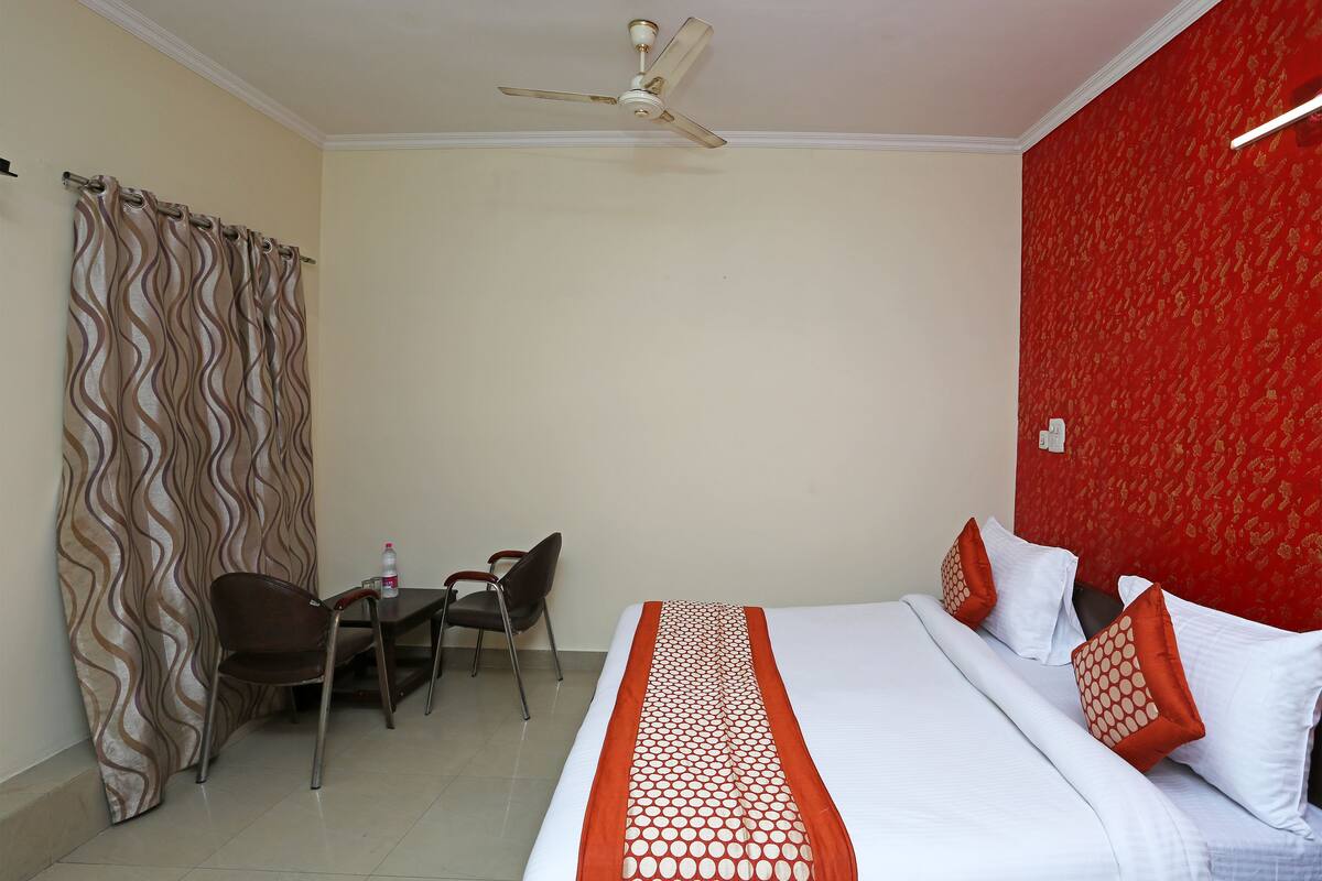 Premium bedding, in-room safe, desk, iron/ironing board