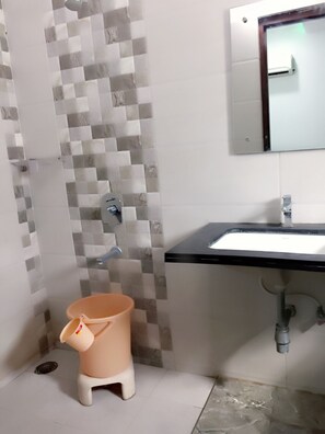 Apartment, 2 Bedrooms | Bathroom | Shower, free toiletries, towels