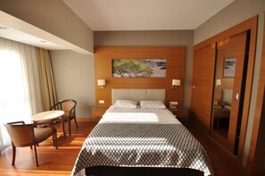 Minibar, caja de seguridad en la habitación y cunas gratuitas 