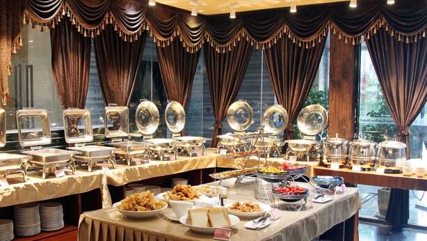 Una mesa de buffet con diferentes alimentos y utensilios.
