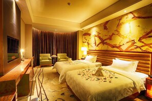 Deluxe Twin Room | Minibar, in-room safe, desk, laptop workspace