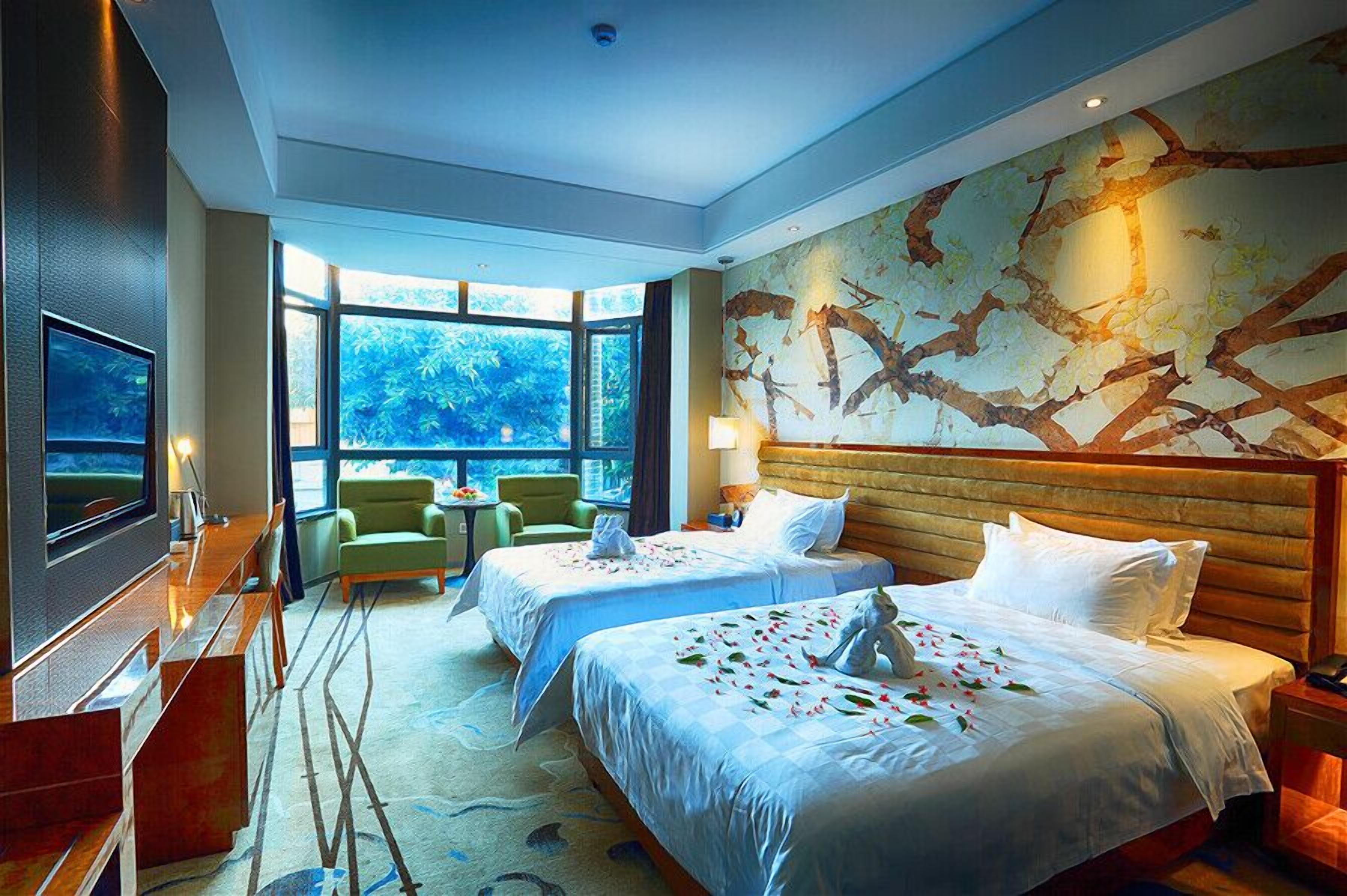 Deluxe Twin Room | Minibar, in-room safe, desk, laptop workspace