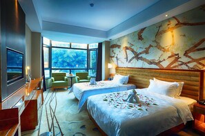 Deluxe-Zweibettzimmer | Minibar, Zimmersafe, Schreibtisch, laptopgeeigneter Arbeitsplatz