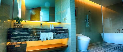 Standard King Room | Bathroom | Shower, rainfall showerhead, free toiletries, hair dryer