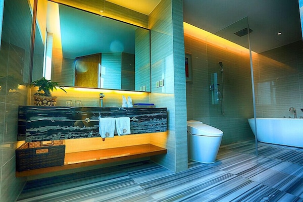 Standard King Room | Bathroom | Shower, rainfall showerhead, free toiletries, hair dryer