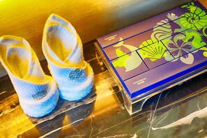 Deluxe Twin Room | Bathroom amenities | Shower, rainfall showerhead, free toiletries, hair dryer