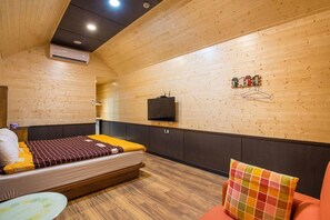 Standard Double Room | Desk, blackout drapes, rollaway beds, free WiFi - Happy House (Liuqiu)