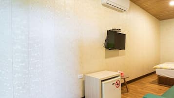 Habitación económica doble | 1 dormitorio, escritorio, cortinas opacas y camas supletorias