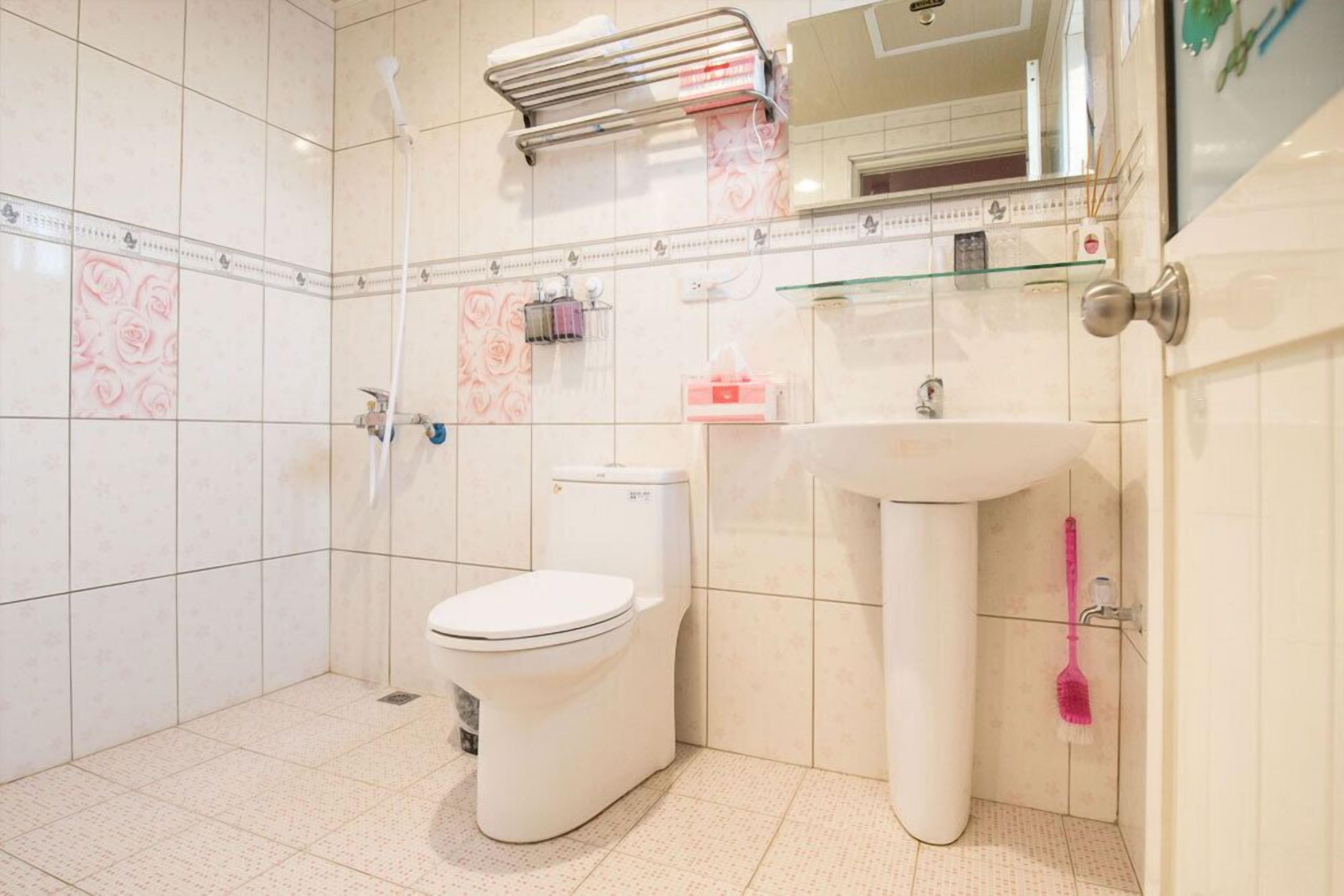 Economy Double Room | Bathroom | Shower, free toiletries, hair dryer, slippers