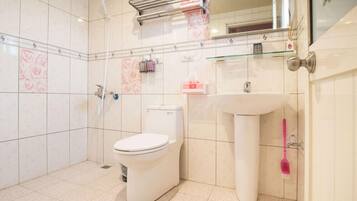 Chambre Double Économique | Salle de bain | Douche, articles de toilette gratuits, sèche-cheveux, chaussons