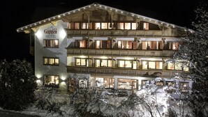 Fassade der Unterkunft – Abend/Nacht