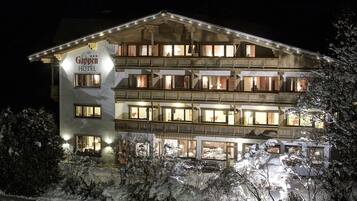 Fassade der Unterkunft – Abend/Nacht