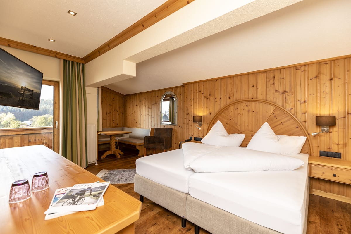 Habitación familiar (Sonnwendjoch) | Ropa de cama hipoalergénica, caja fuerte, escritorio y cortinas opacas