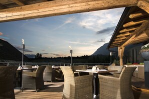 2 restaurantes; se sirven almuerzos, cenas y cocina internacional 