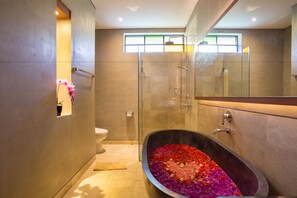 Shower, rainfall showerhead, free toiletries, hair dryer - Grand Sehati & Spa Ubud (Ubud)
